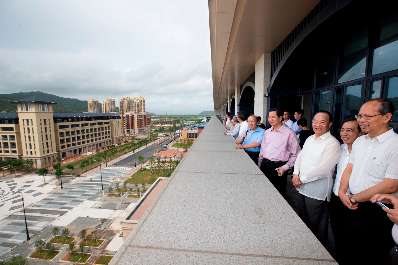 The inspection team enters the new campus on the handover day