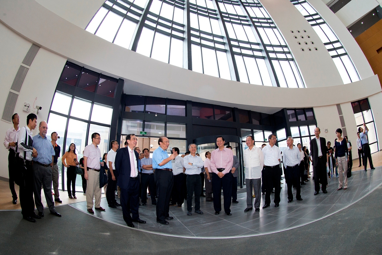 UM Rector Wei Zhao introduces guests to library facilities
