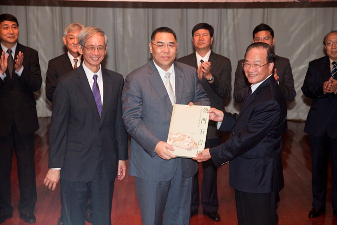 University of Macau Council Chair Tse Chi Wai, and Hong Kong Baptist University Vice President (Academic) Franklin Luk (1st from left), presents the atlas collection to Macao SAR Chief Executive Chui Sai On