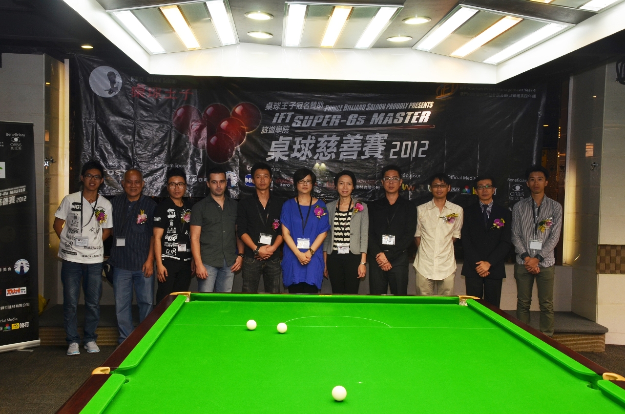 Group photo of VIPs, sponsors and students