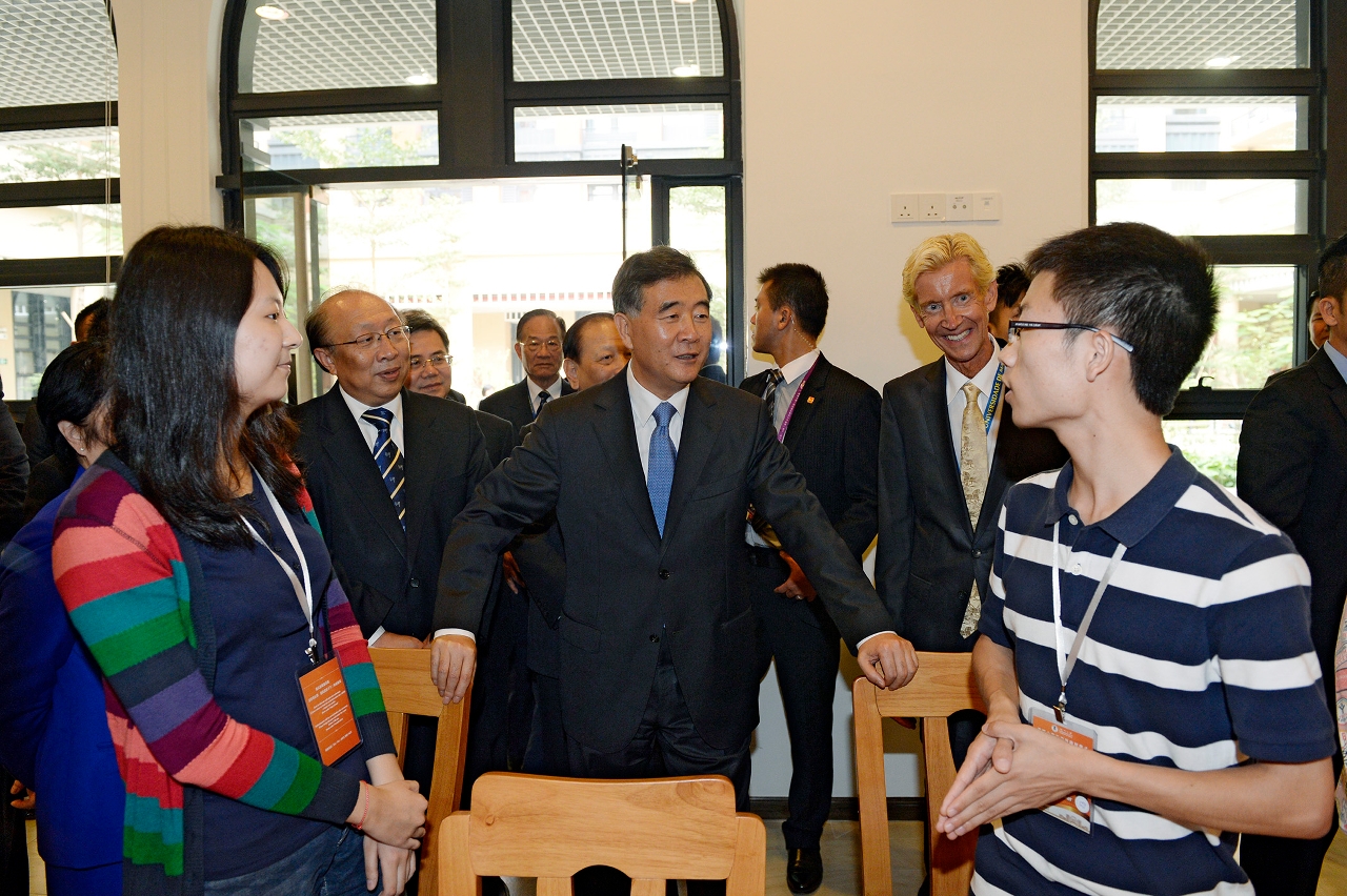 Vice-Premier Wang Yang chats with students about their lives at the residential college.