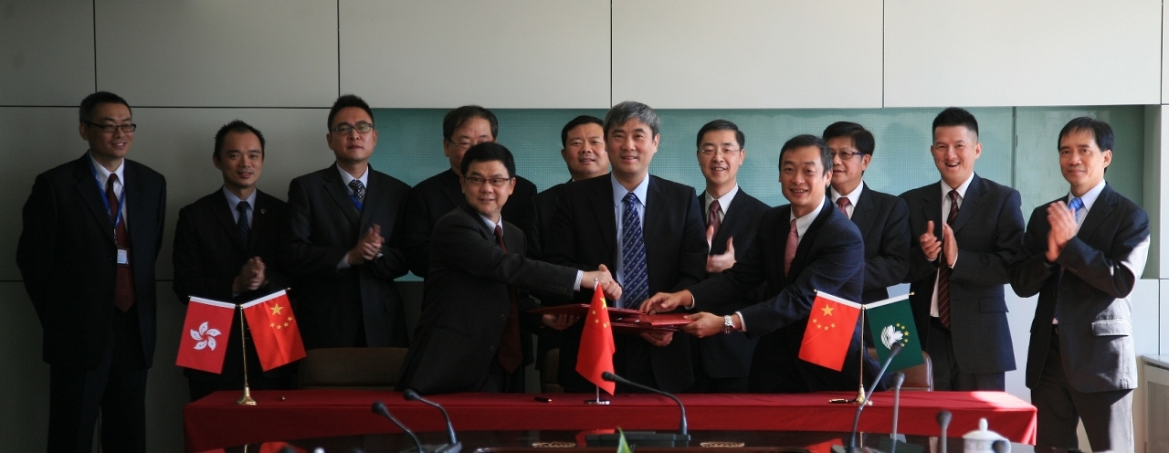 The aeronautical authorities of mainland China, Hong Kong and Macao signed the “Cooperation Arrangement on Mutual Acceptance of Approval of Aircraft Maintenance Training Organizations” in Beijing on 29 October 2013. The three authorities will continue to cooperate on joint maintenance management to share resources.