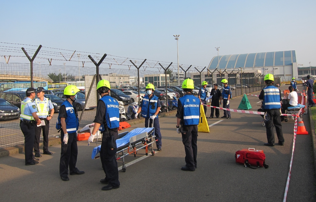 The yearly full-scale emergency exercise was carried out on 31 October 2013 in Macau International Airport to enhance the capacity of various entities in dealing with emergencies associated with dangerous goods.