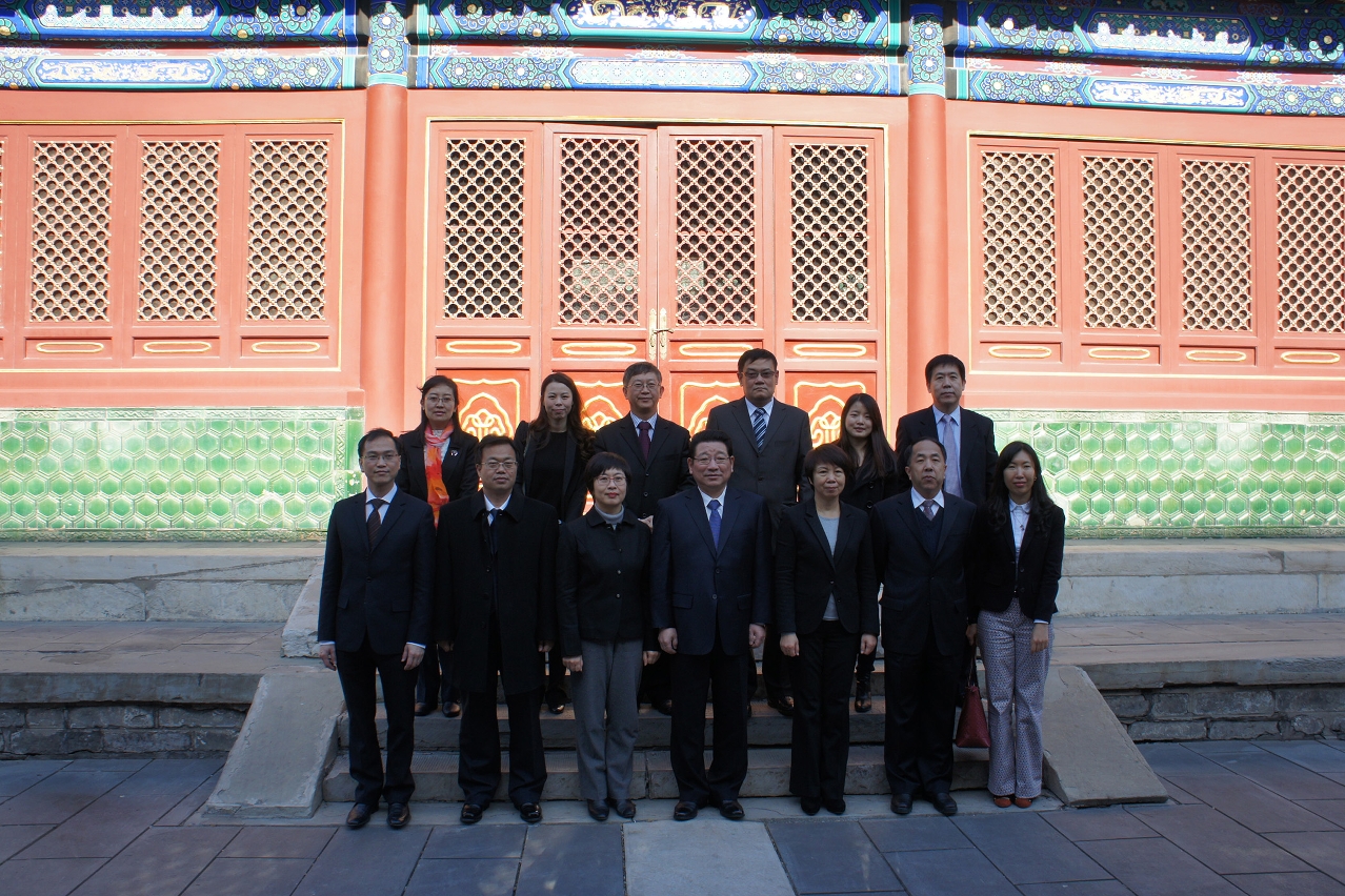 The Vice Minister of the Public Security, Mr Chen Zhimin, poses for a group photo with the delegation led by the Secretary for Administration and Justice, Ms Chan Hoi Fan.