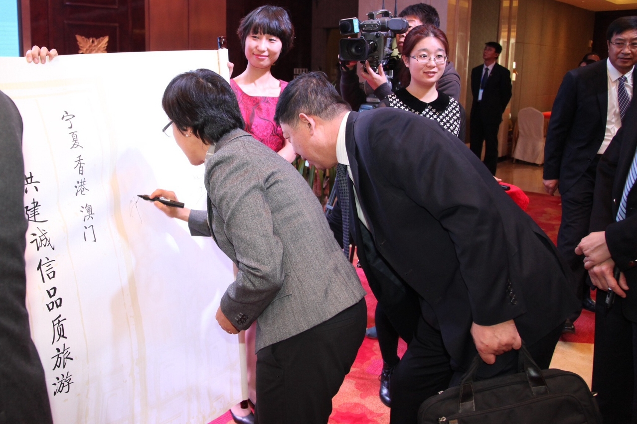 Tourism departments and trade of the three destinations sign a declaration together