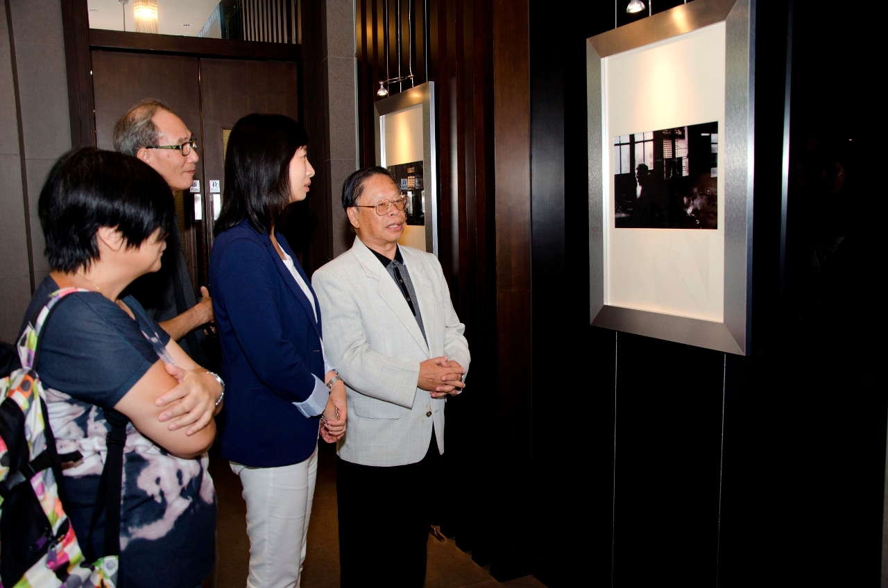 IFT Photography course instructor Mr. Yung Siu Sun guides IFT President Dr. Fanny Vong, guests and students to visit the exhibition during the opening ceremony.