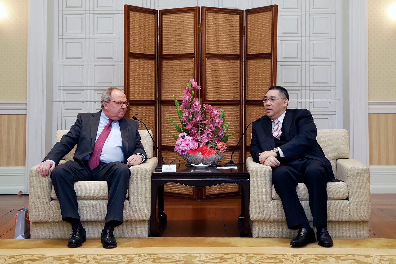 Chief Executive, Mr Chui Sai On (right), meets with the President of the German company Messe Düsseldorf, Mr Werner Dornscheidt, at the Government Headquarters.