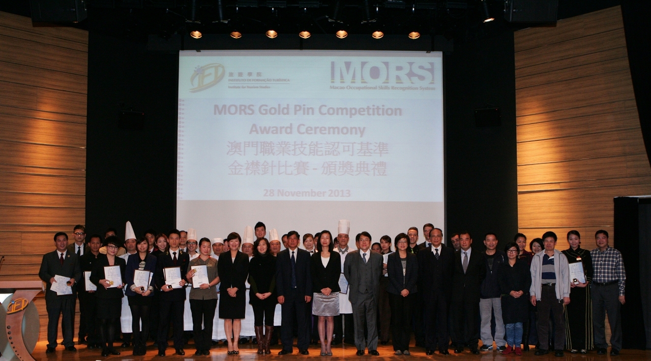 Guests took a group photo with all the winners after the award presentation ceremony
