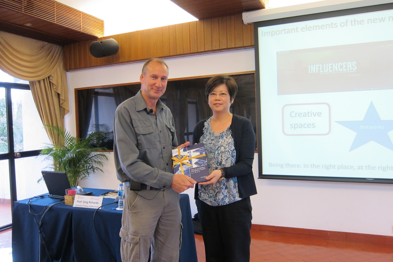 Ms. Florence Ian, Vice-President of IFT presented a souvenir to Prof. Greg Richards
