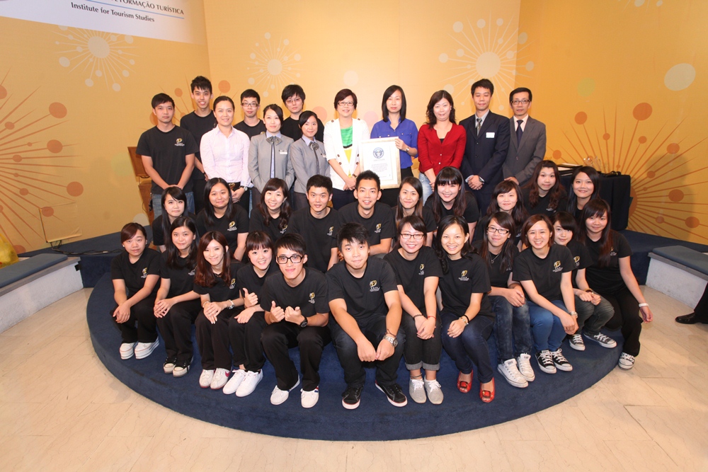 Student representatives hand over the Guinness World Record Certificate to IFT.