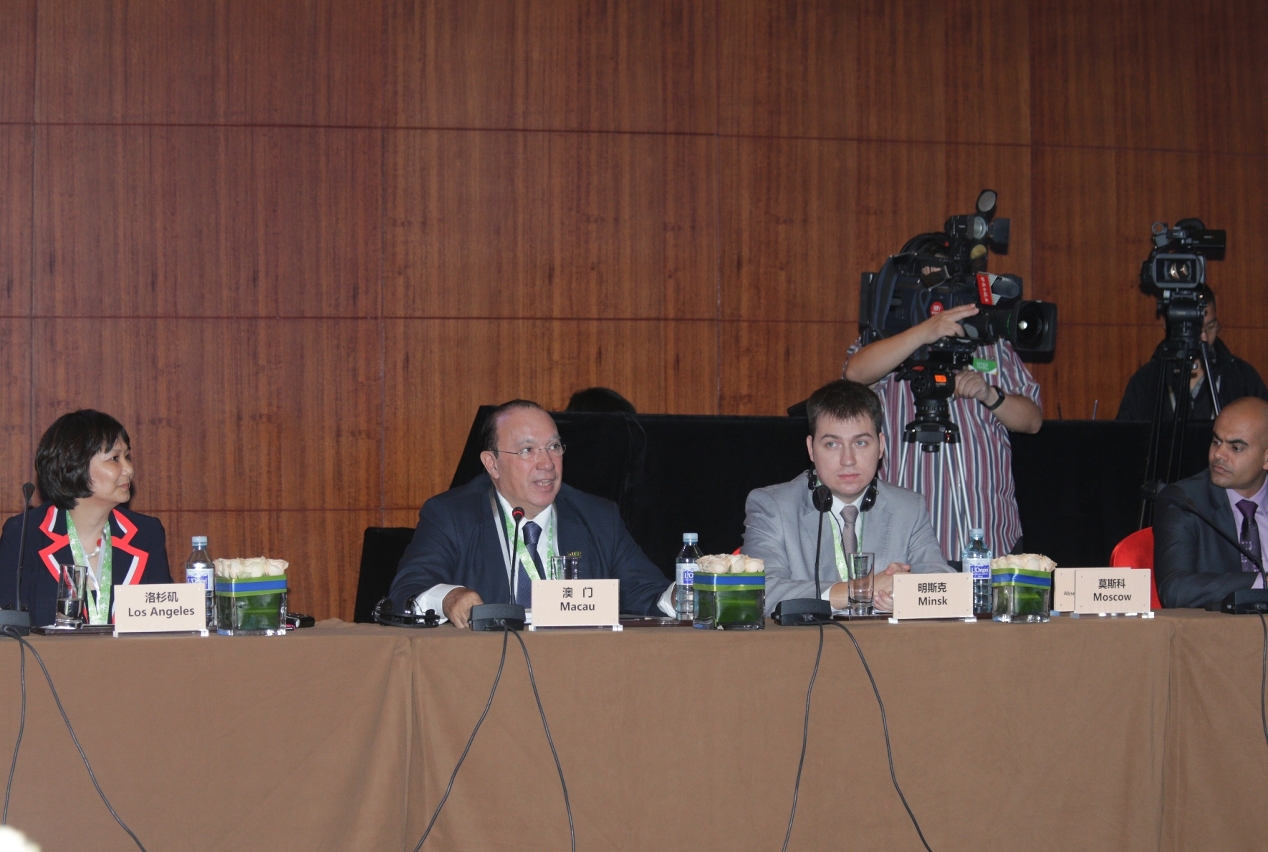 Director João Manuel Costa Antunes speaks at the Council meeting