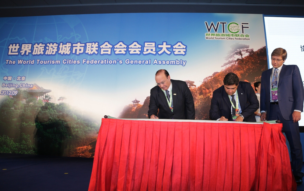 Director João Manuel Costa Antunes signs the “World Tourism Cities Federation Beijing Declaration” on behalf of Macau SAR