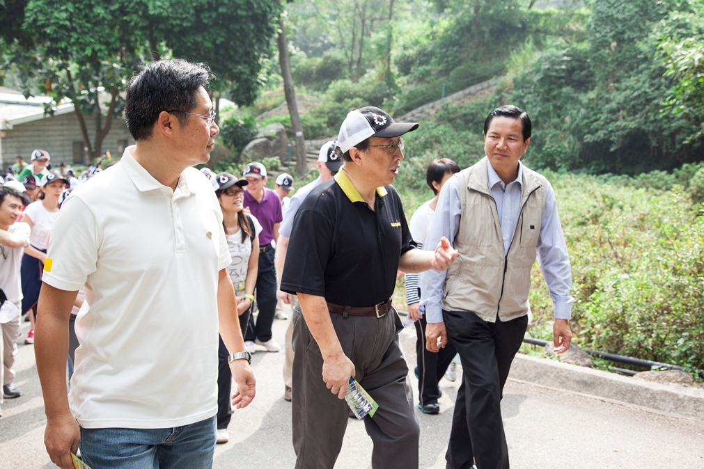 Secretary Cheong U (1st from right) and Rector Wei Zhao (2nd from right) hikes with University of Macau staff and students
