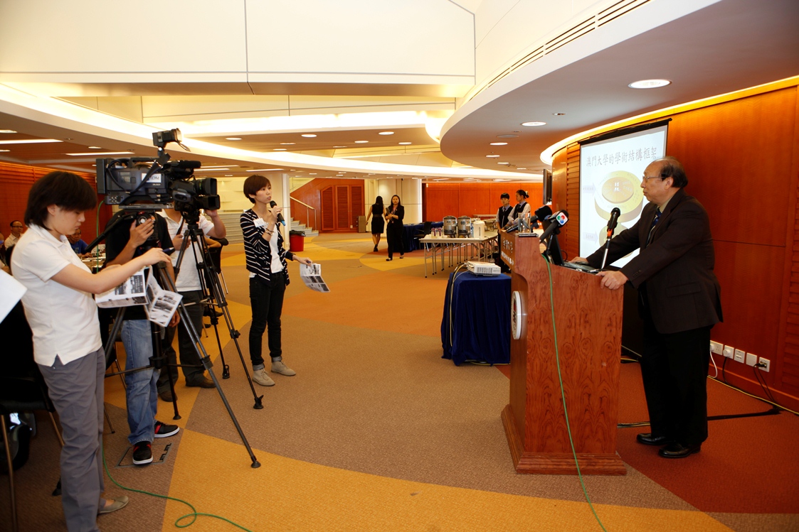 Rector Wei Zhao updates the media on the latest development of the University of Macau