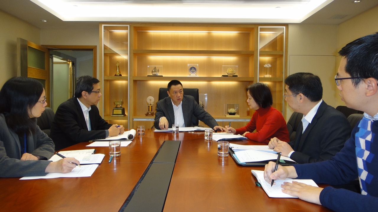 Secretary for Economy and Finance, Mr Leong Vai Tac, meets with officials of the Macao Economic Services and the Consumer Council.