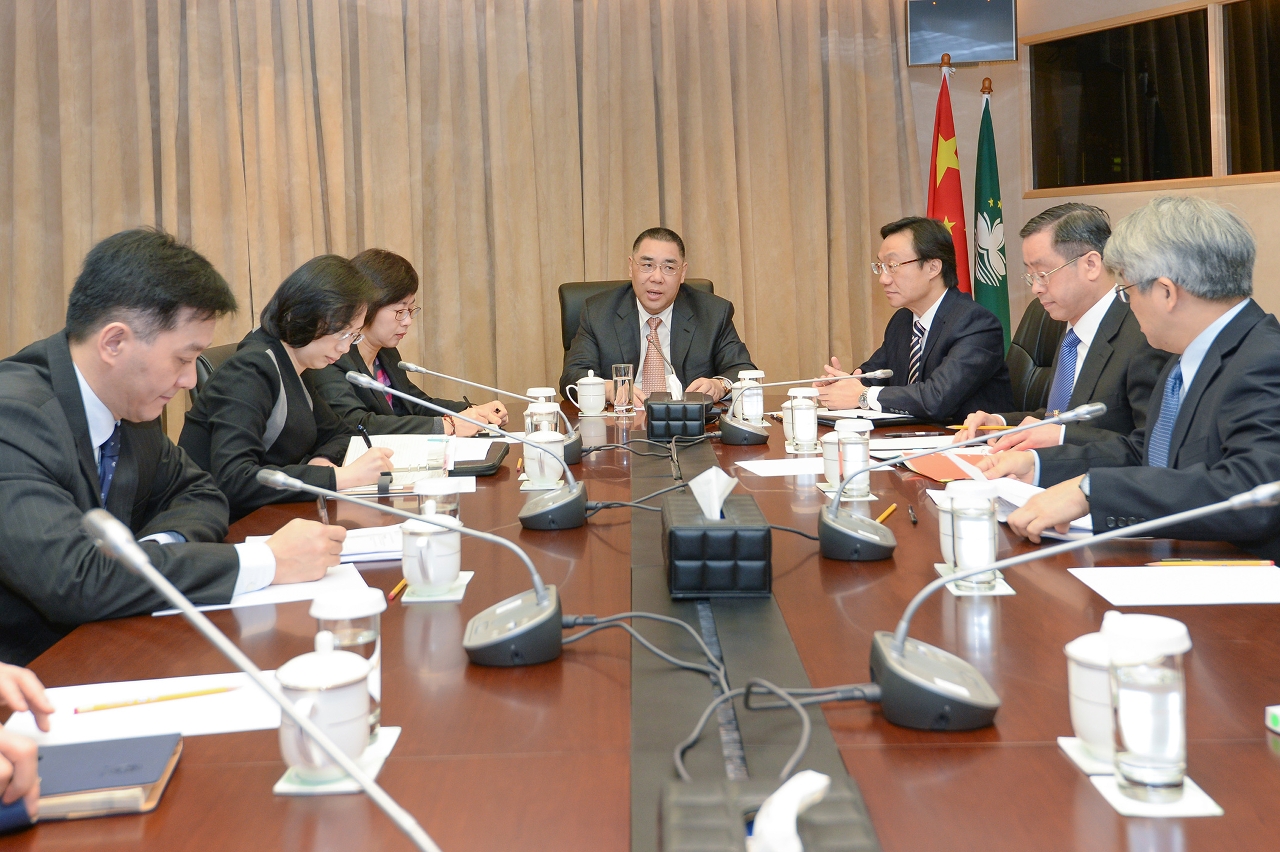 Chief Executive, Mr Chui Sai On, convenes an inter-departmental meeting on public health issues, in the wake of the latest development of influenza and avian influenza in the neighbouring areas.
