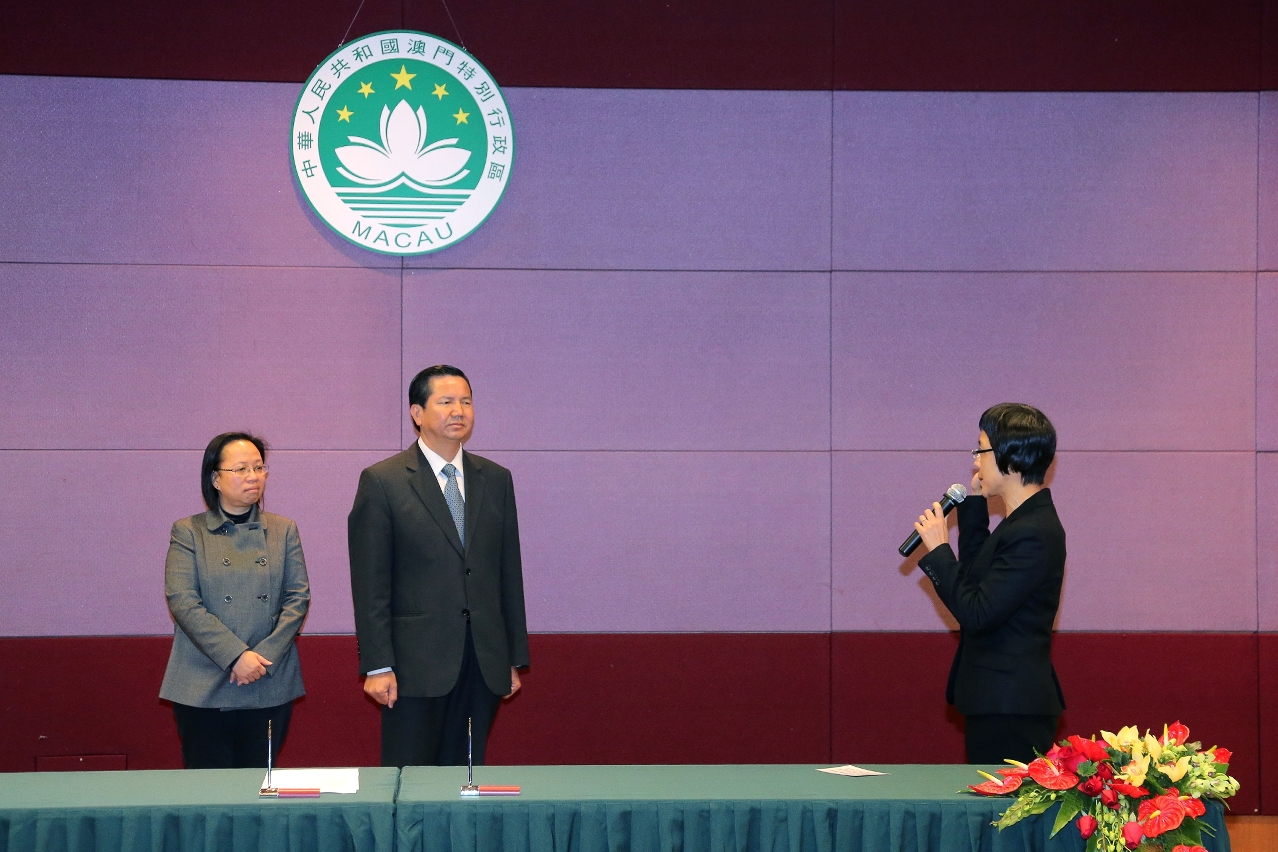 Maria Helena de Senna Fernandes takes the oath of office