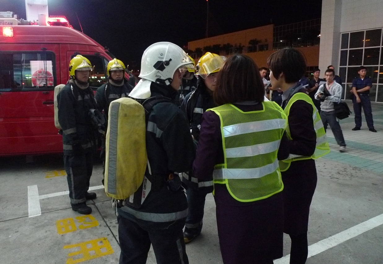 A full scale emergency exercise was conducted in the Macau Heliport on 19 October evening to simulate a helicopter accident and the response of all relevant entities to test their capacity in control, coordination, communication, rescue and other actions in accordance with the relevant contingency plans.