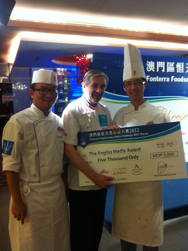 Jeffrey Lao (right) and his team member Gordon Hoi (left) won the Angliss Media Award in the “Fonterra Foodservices Challenge 2012 Macau”.