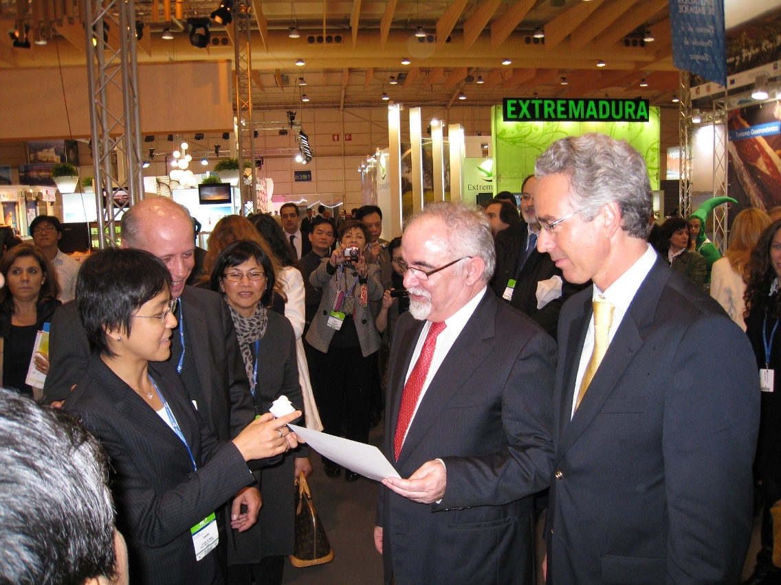 Minister for Economy and Secretary for Tourism of Portugal visits Macau booth