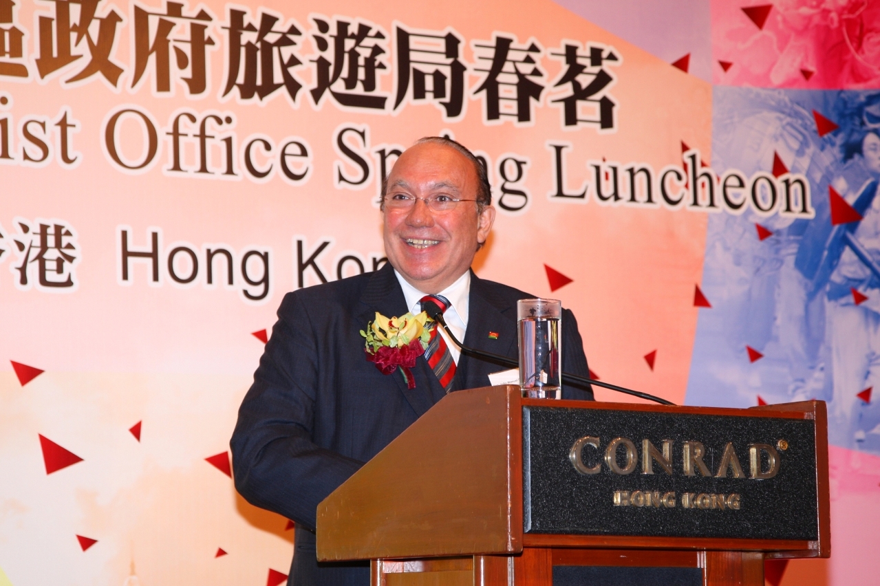 Director Antunes spoke at the spring luncheon in Hong Kong
