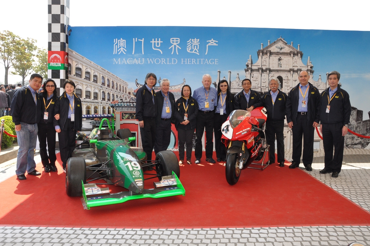 FIA Formula One World Championship Race Director Charles Whiting, visited the MGPC exhibition and took a group photo with the MGPC delegation.