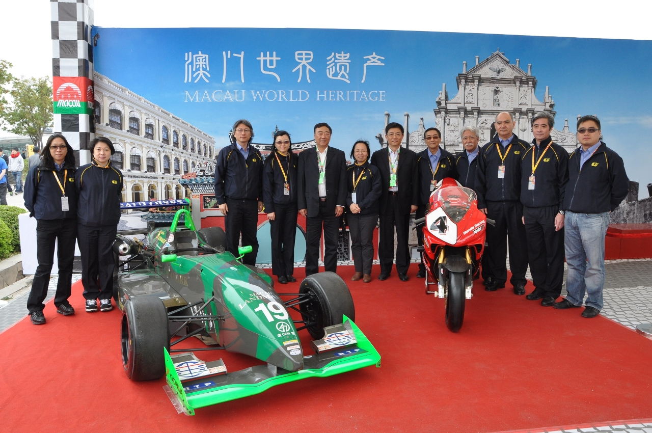 Mr. Zhang Huimin and Mr. Lance Jiang, President and CEO of the Shanghai Juss Event Management Co., Ltd. visited the MGP exhibition and took a group photo with the MGPC delegation.
