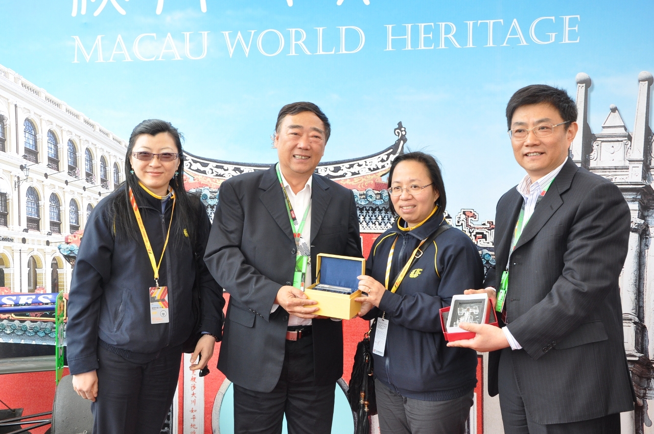 Souvenirs offered to Mr. Zhang Huimin and Mr. Lance Jiang, President and CEO of the Shanghai Juss Event Management Co. Ltd.