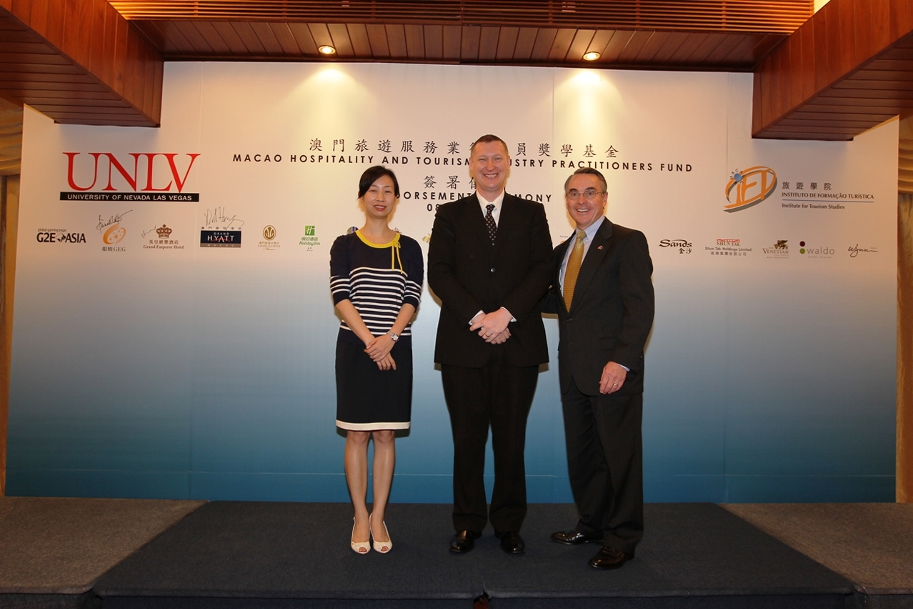 President of IFT, Dr. Fanny Vong (left), Mr. Kris Herring, Director of Learning & Development of Grand Hyatt Macau (Middle) and Dean Donald D. Snyder, Dean of of College of the William F. Harrah College of Hotel Administration, University of Nevada Las Vegas.