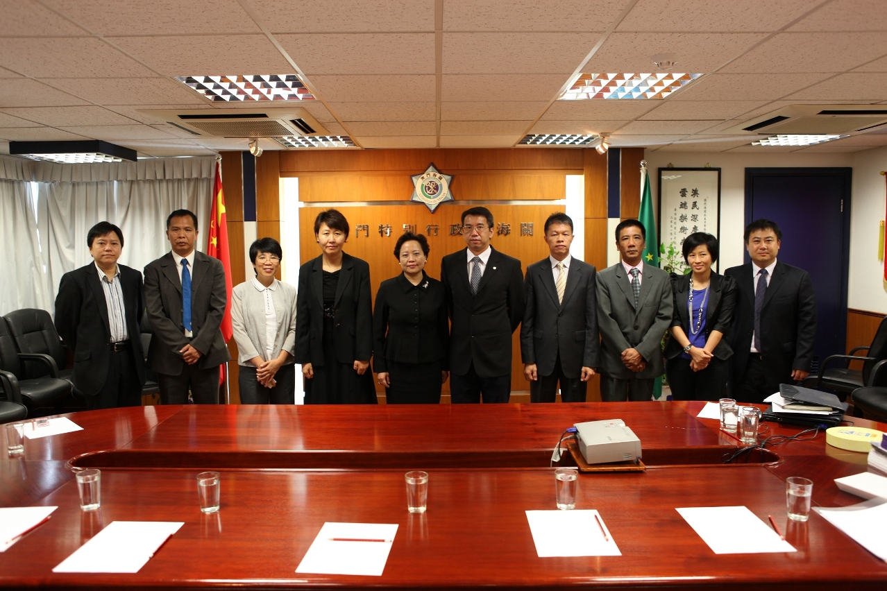 Director-General of Macao Customs Service, Mr. Choi Lai Hang met with representatives of DSEC