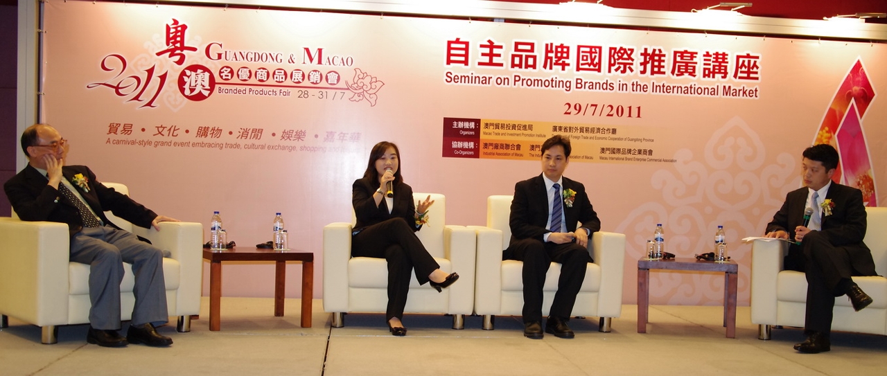 Moderator and speakers share experience at “Seminar for Promoting Brands in the International Marketing”