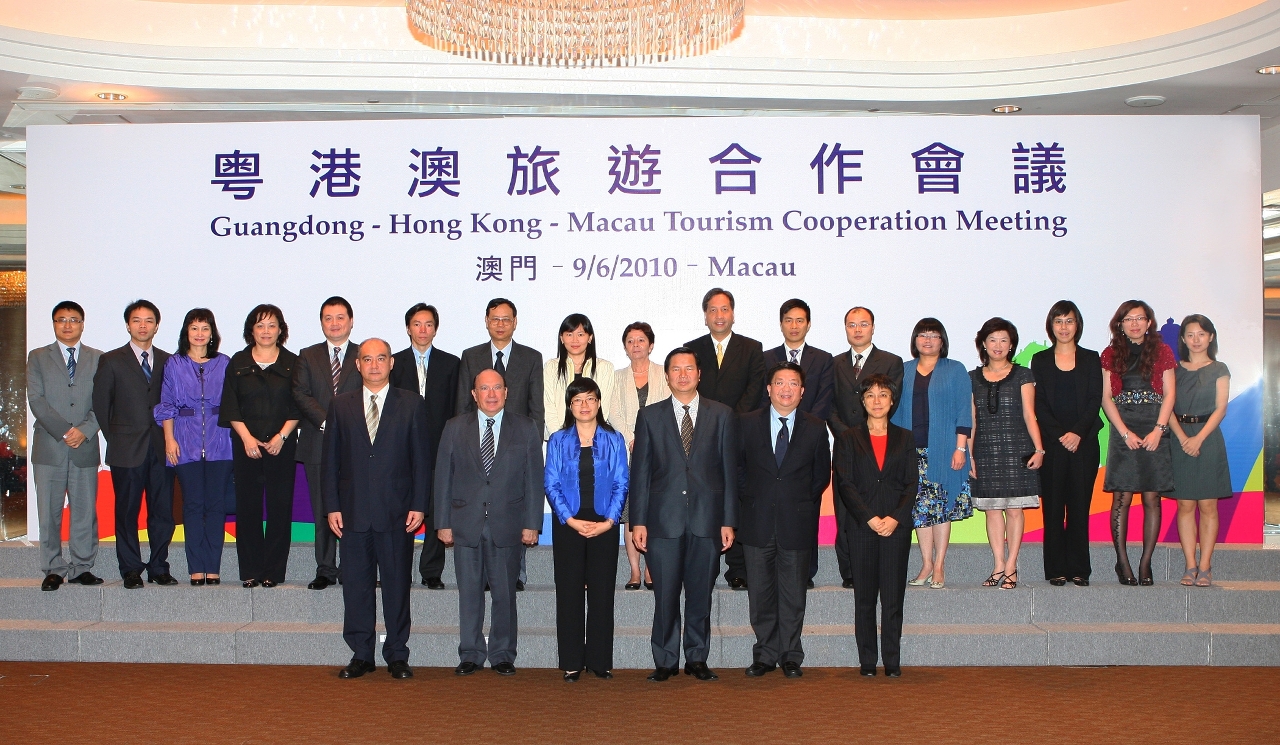 Group photo of Cheong U with officials from tourism authorities of the three places