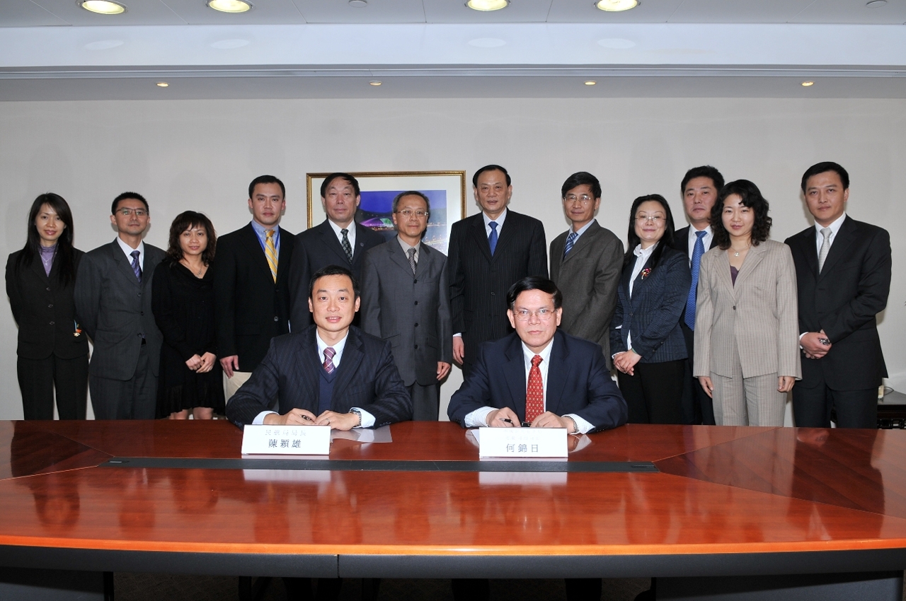Under the witness of Secretary for Transport and Public Works, Mr. Lao Si Io and the Vice Minister of the General Administration of Civil Aviation of China, Mr. Yang Guoqing, the aeronautical authorities of Macao and mainland China signed a new Memorandum of Understanding regarding a more liberal air transport market between the two places.
