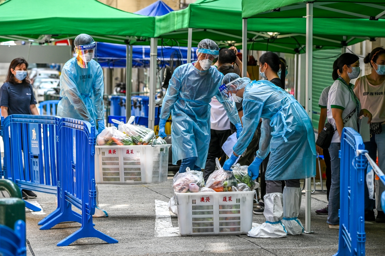 The Government continues to arrange for those public servants who are not working in front-line epidemic-related roles to assist with subsistence-provision work in lockdown zones.