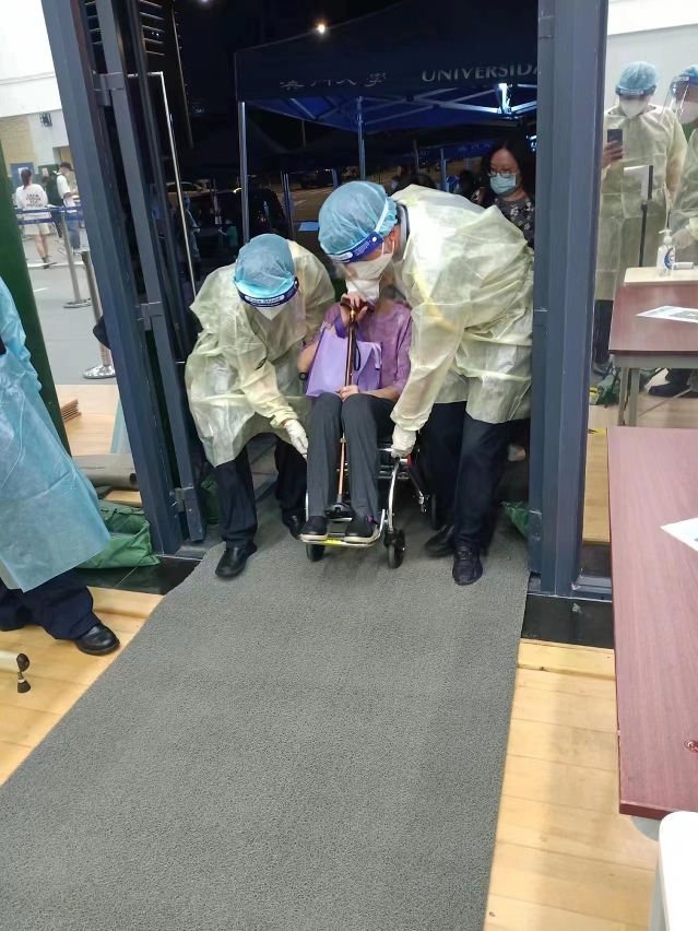 Some public servants not working in front-line epidemic-related roles are assigned to helping members of the public at nucleic acid testing stations.