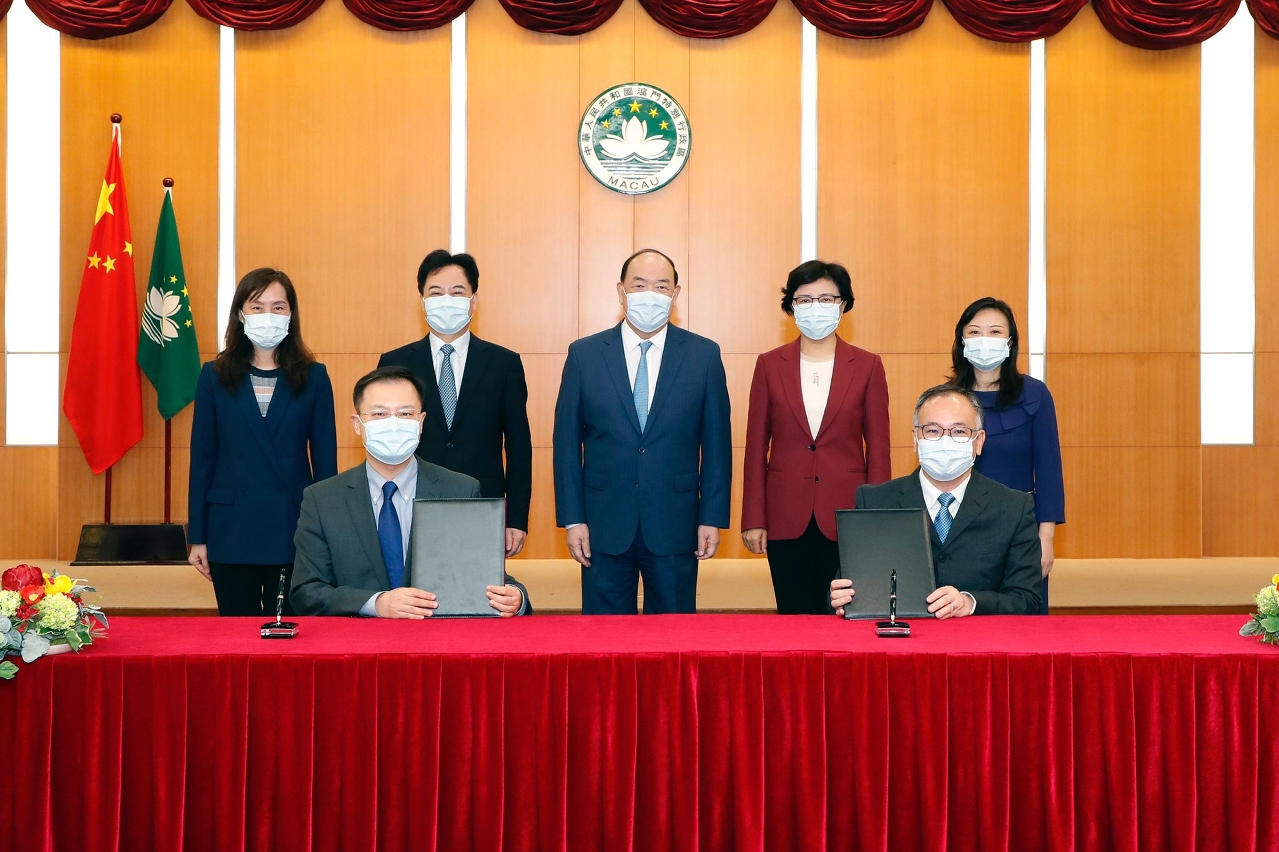 Assinatura da carta de intenção de cooperação em matéria de formação de pré-ingresso para médicos especialistas, assinada entre o Coordenador do Gabinete Preparatório do Centro, Lei Wai Seng e Subdirector do Peking Union Hospital, Wu Wenming, e testemunhada pelo Chefe do Executivo, Ho Iat Seng, pelo Académico Zhao Yupei, pela Directora Zhang Shuyang, pela Secretária para os Assuntos Sociais e Cultura, Ao Ieong U e pela Directora-Adjunta Lei Wei