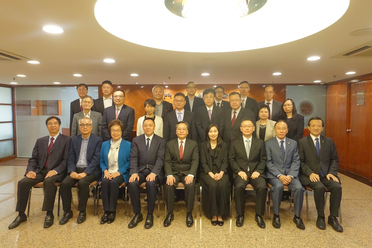O Secretário Leong Vai Tac, acompanhado pela comitiva, reuniu-se com a Associação Comercial de Macau para trocar opiniões sobre os trabalhos governativos.