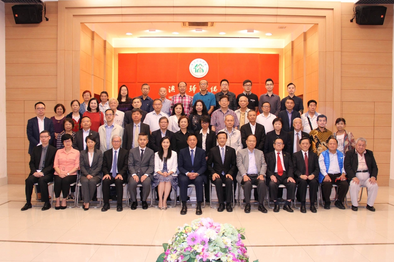 O Secretário Leong Vai Tac, acompanhado pela comitiva, efectuou uma visita à Associação Geral dos Chineses Ultramarinos de Macau para auscultar opiniões sobre os trabalhos governativos.