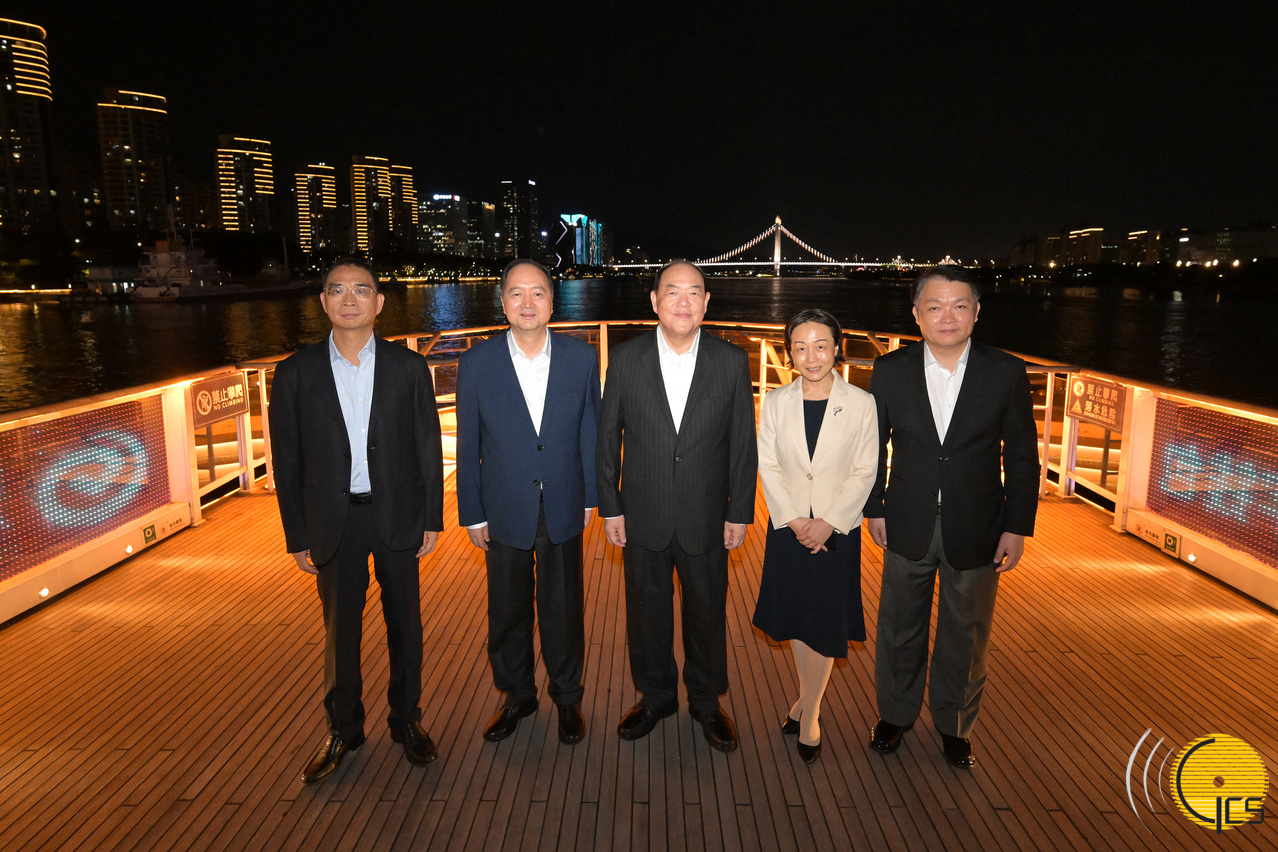 Chefe do Executivo, Ho Iat Seng, e a comitiva fizeram um passeio de barco no Rio Min para conhecer o projecto turístico do espectáculo repleto de efeitos visuais e de alta tecnologia.