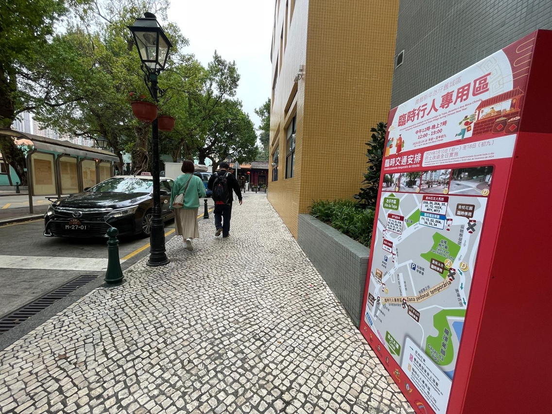 Placas de sinalização de grande dimensão instaladas na zona