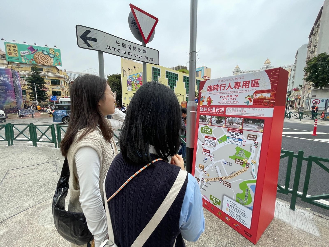 Placas de sinalização de grande dimensão instaladas na zona