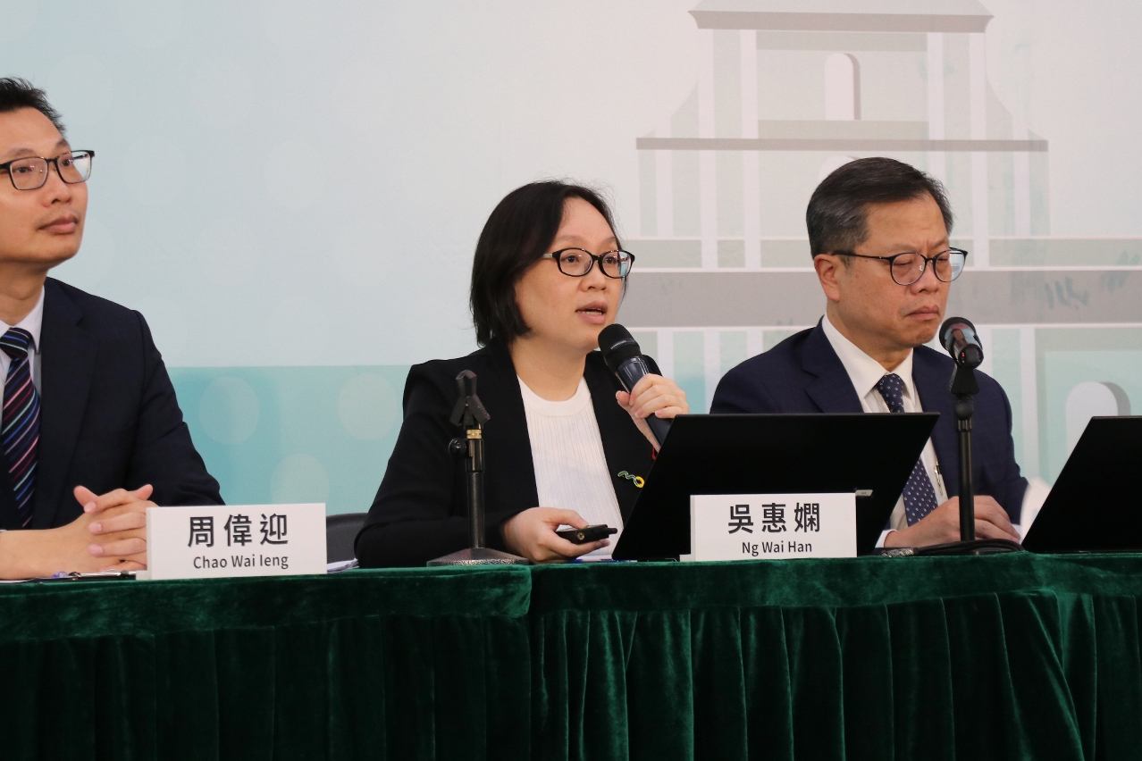澳門行政公職局吳惠嫻局長介紹澳門居民使用“港澳通關二維碼”的適用資格、產生方法及使用方式