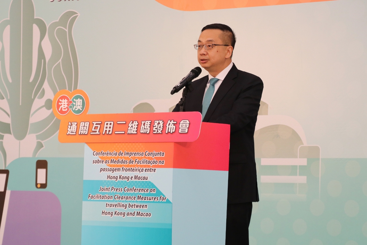 O Director dos Serviços de Imigração de Hong Kong, Kwok Joon-fung, proferiu o discurso na conferência de imprensa