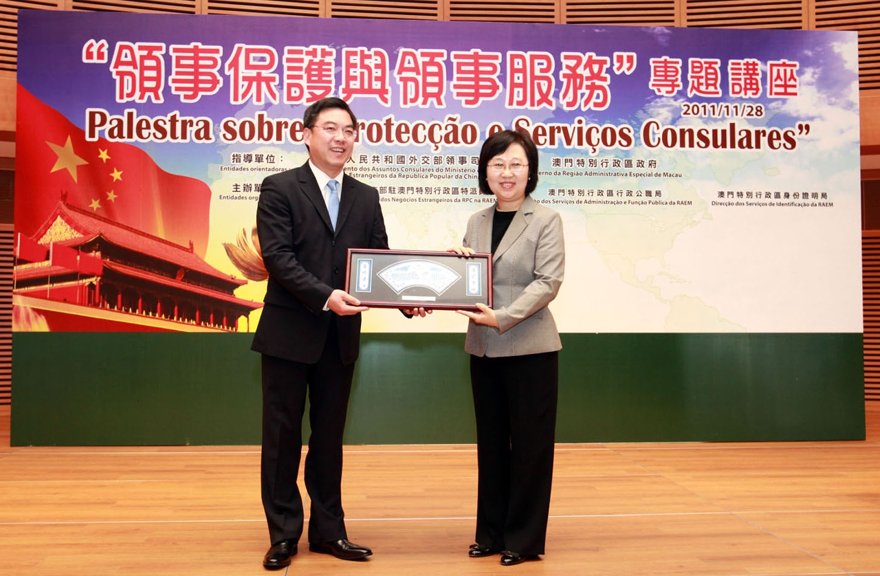 Apresentacao de lembranca ao Dr. Huang Ping pela Dra. Florinda