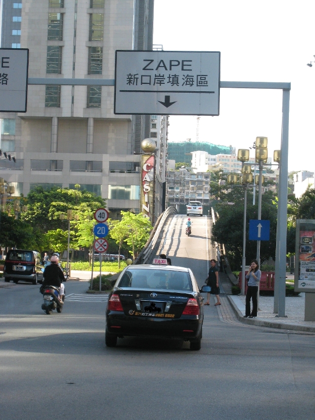 靠近皇朝廣場一邊的宋玉生行車天橋周六起封閉兩日