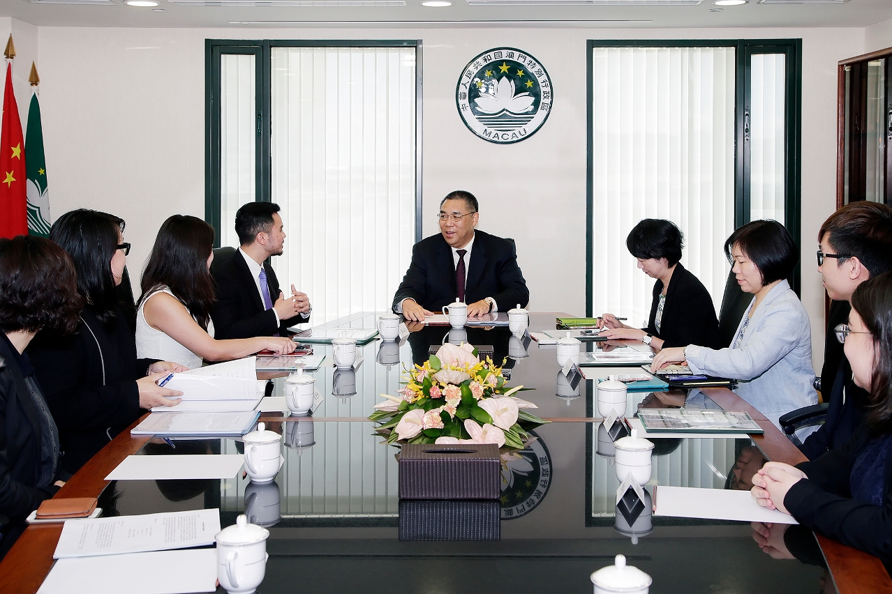 Chefe do Executivo tem encontro com representantes da Cimeira da Juventude de Macau