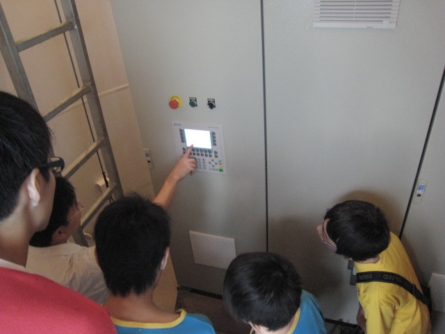 分組進入風力發電機組內聆聽講解