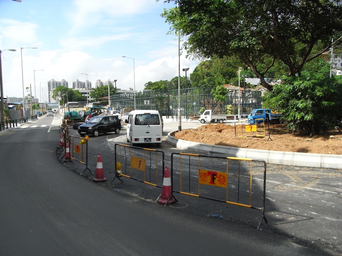 重整後的青洲河邊馬路新建了迴旋處和通往跨境工業區的道路
