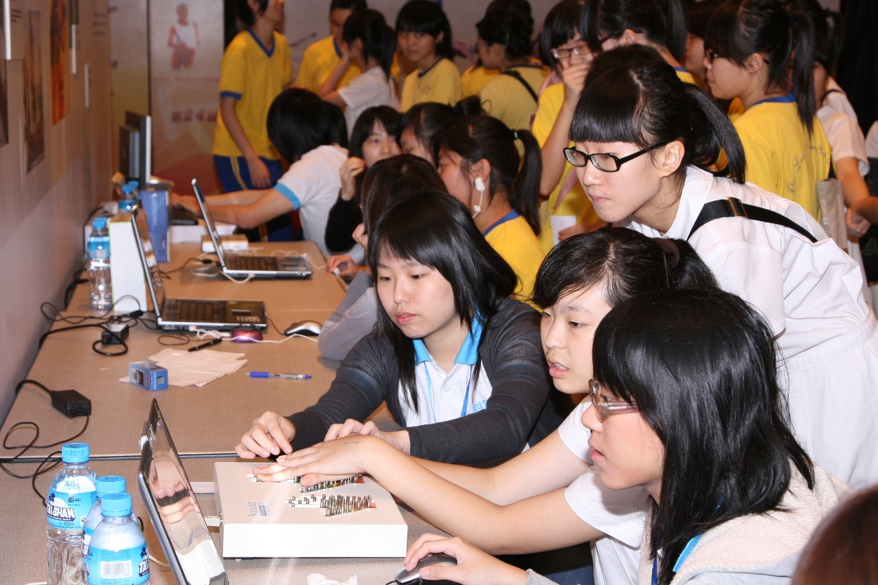 參觀人士進行亞健康測試