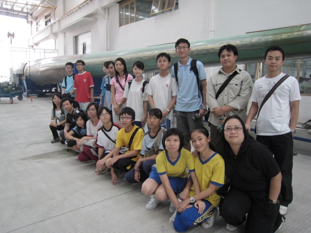 能源辦組織中學生參觀風電設施的生產過程